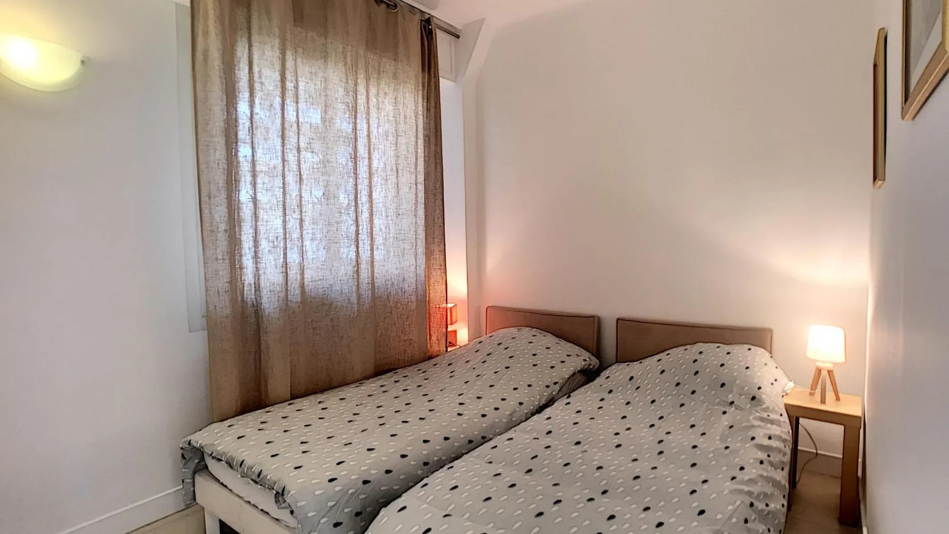 Tres Jolie Vue Mer Et Emplacement Ideal - 243L Riv Cannes 0*,  France